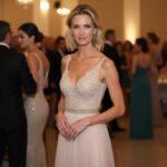 Fryzury na wesele włosy średnie jako gość po 50 – eleganckie i stylowe inspiracje